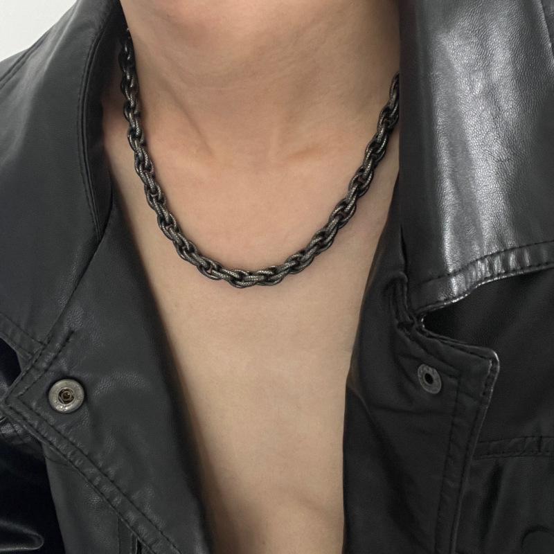 Retro Snake Pattern Black Twist Necklace Men's European and American Hip-hop High Street Niche Light Luxury Collarbone Chain Tide