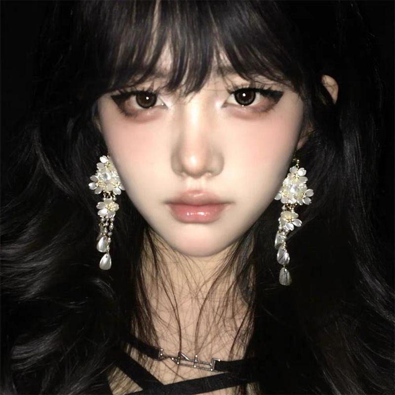 

Super Fairy White Flower Pearl Tassel Earrings Female French Retro Affordable Luxury Fancy Stud Earrings Niche Style Graceful Earrings White Flower Tassel Earrings