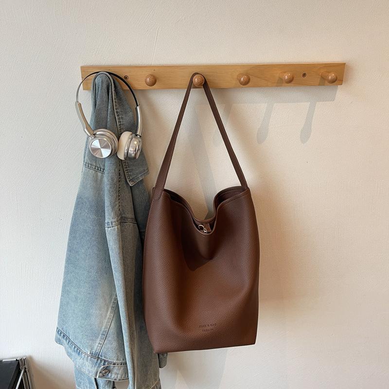 

2025 autumn new bucket bag simple capacity tote bag European and American style fashion single shoulder leisure commuter bag women темно-коричневого кольору
