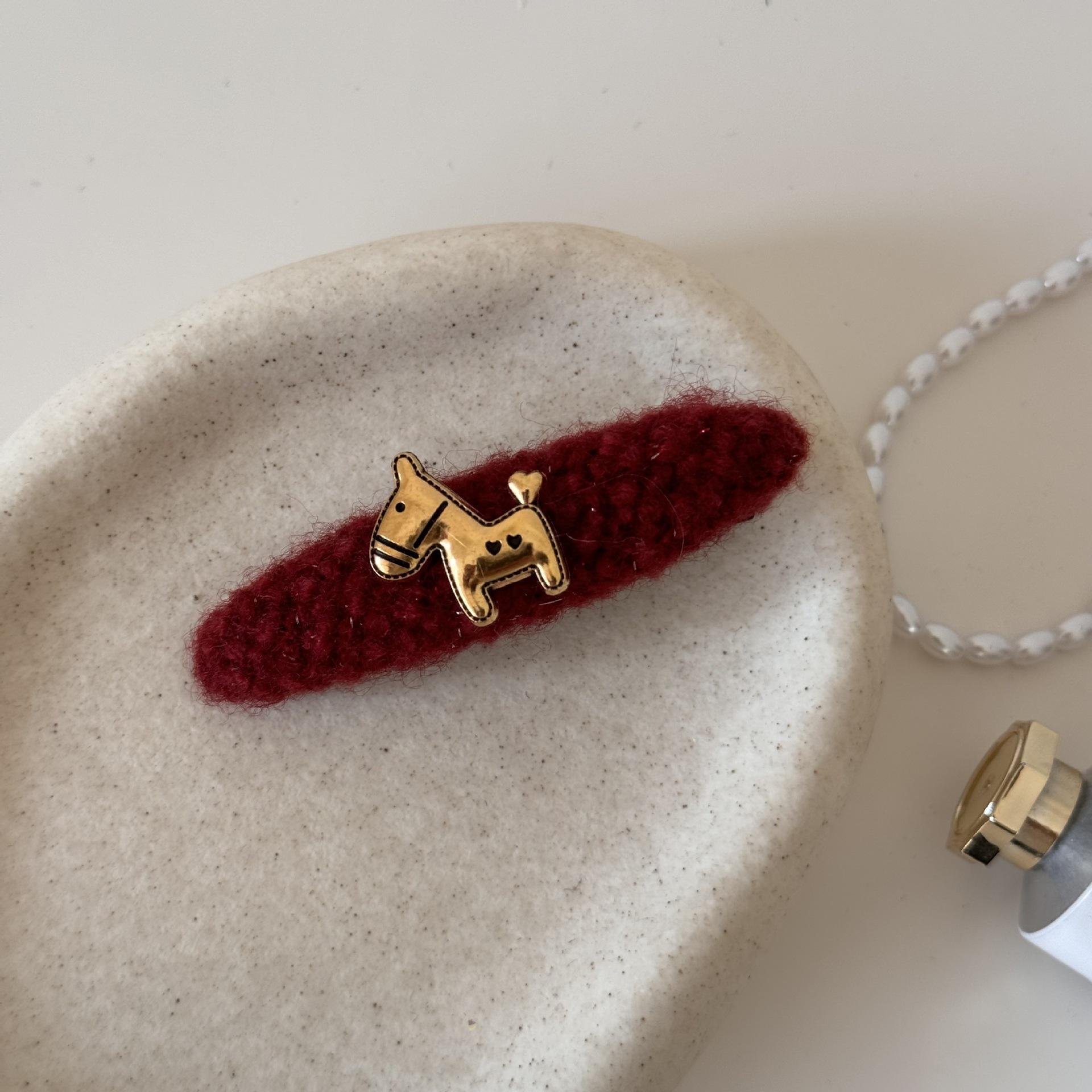 

Маленькая лошадка Красная заколка для волос для поездок на работу, Уникальная заколка-крабик с модными и стильными элементами дизайна. Love Pony Hairpin