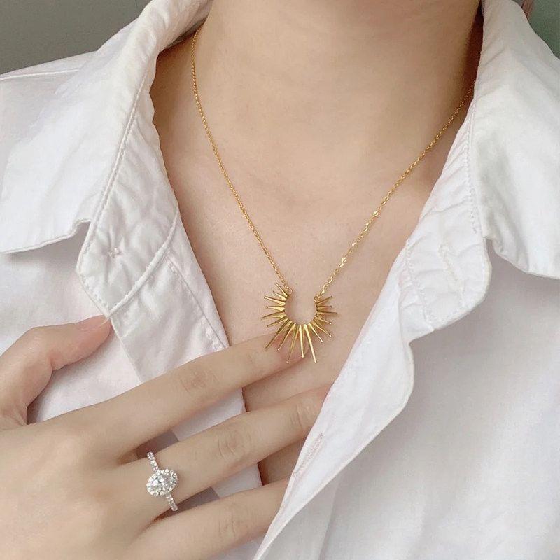 

High Quality Designer Model! Fashion Sun Necklace Female 18K Gold Titanium Steel Clavicle Chain Special Interest Light Luxury Twin Stylish Sunflower Necklace