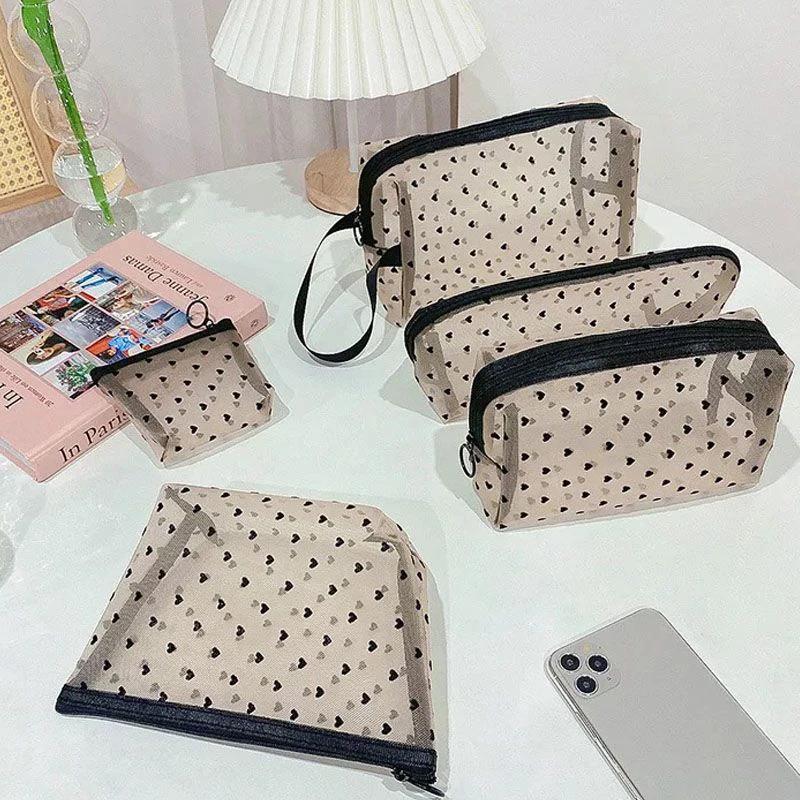 Borsa per il trucco a forma di cuore, in rete trasparente, multifunzione, portatile, per donne, con organizer per cosmetici, rossetti e articoli da toeletta