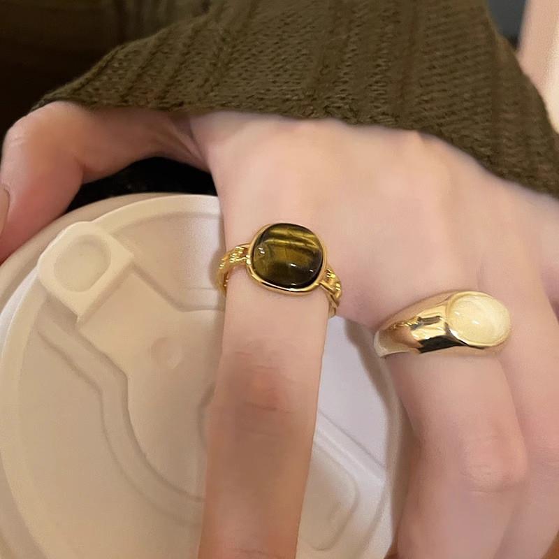 Chic Retro Amber Natural Stone Adjustable Ring For Women Unique Style Accessory