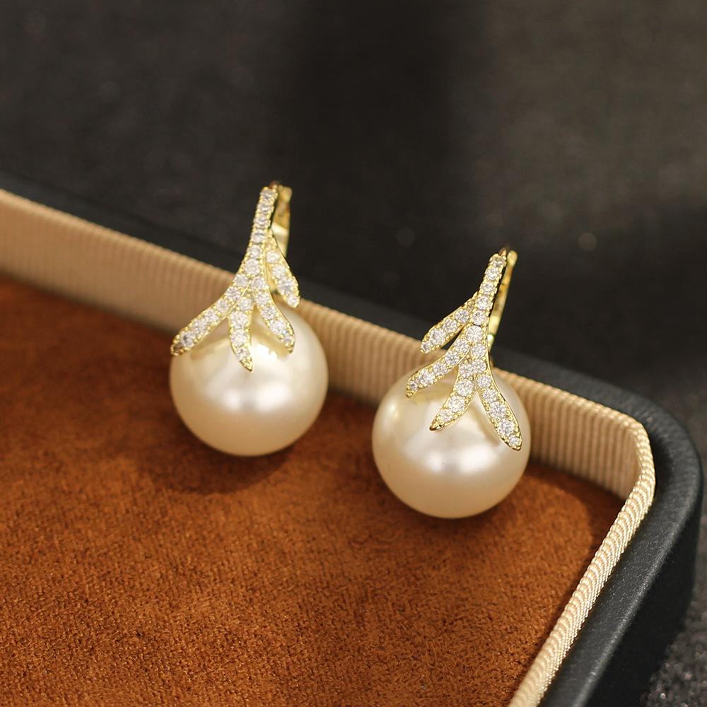Elegant Temperament Stone-set Feathers Gold-plated Earrings Large Pearls Fashion Ear Buckles Women's Casual Versatile Earrings Stud Earrings