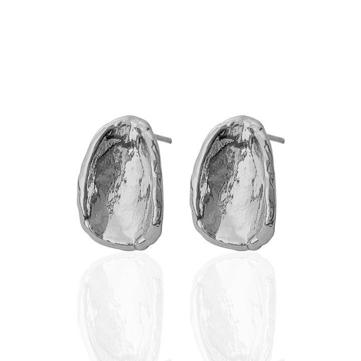 

Минималистичные универсальные серьги ручной работы с текстурой Осень/Зима 2024