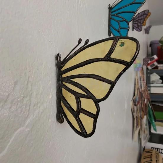 Decorazione da Parete Farfalla in Acrilico 3D Effetto Vetro Colorato Farfalla Decorativa a Mezza Ala Cattura Sole per Esterno Interno Giardino Patio Recinzione Decorazione Murale