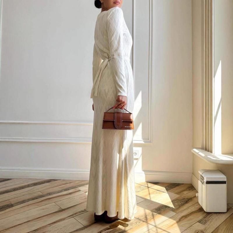 Dámská evropská a americká móda 2025: Podzimní pletené vlněné šaty s kulatým výstřihem, knoflíky a vázáním, slim střih