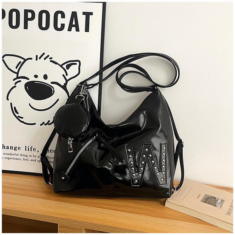 

Новая зимняя сумка-тоут большой вместимости 2025 года, сумка-мессенджер на плечо в зарубежном стиле для поездок на работу, модный универсальный рюкзак. чёрный