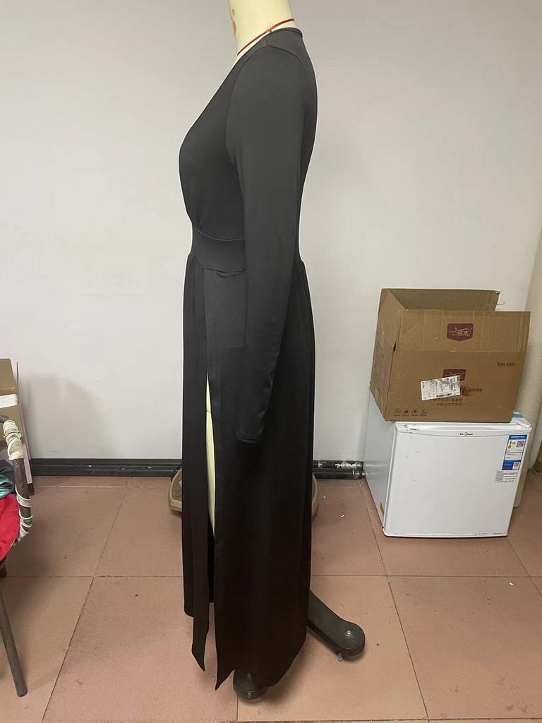 Rochie lungă cu mâneci lungi, decolteu în V, decupată