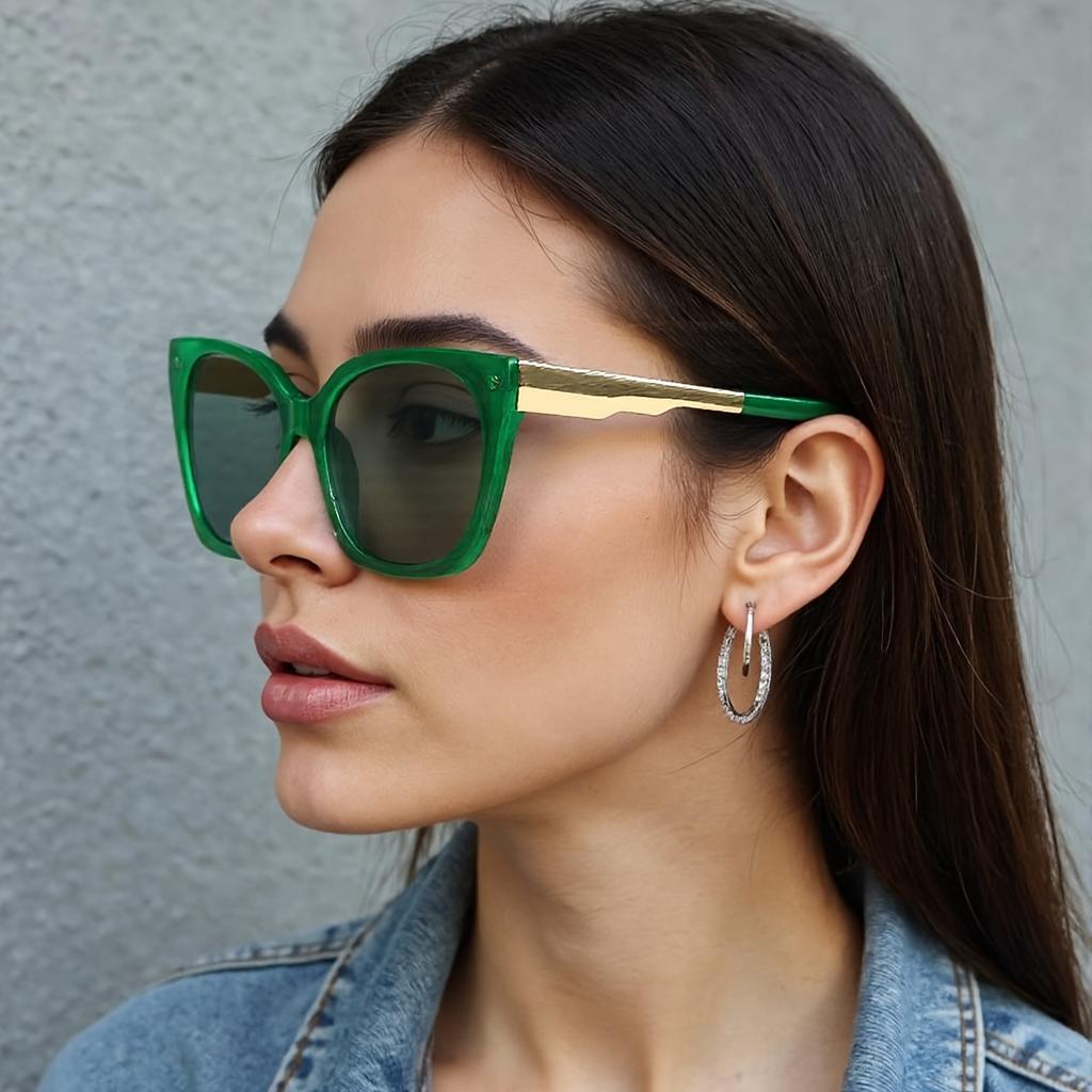 Vintage Sunglasses For Women Fashionable Dazzling Red Frame Glasses Green Golden Pattern Luxurious Lens Decoration Glasses Women