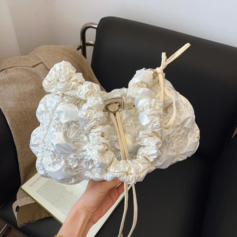 

South Korea s new fashion personality pleated large bag women s casual personality lightweight large capacity shoulder messenger bag cloud bag