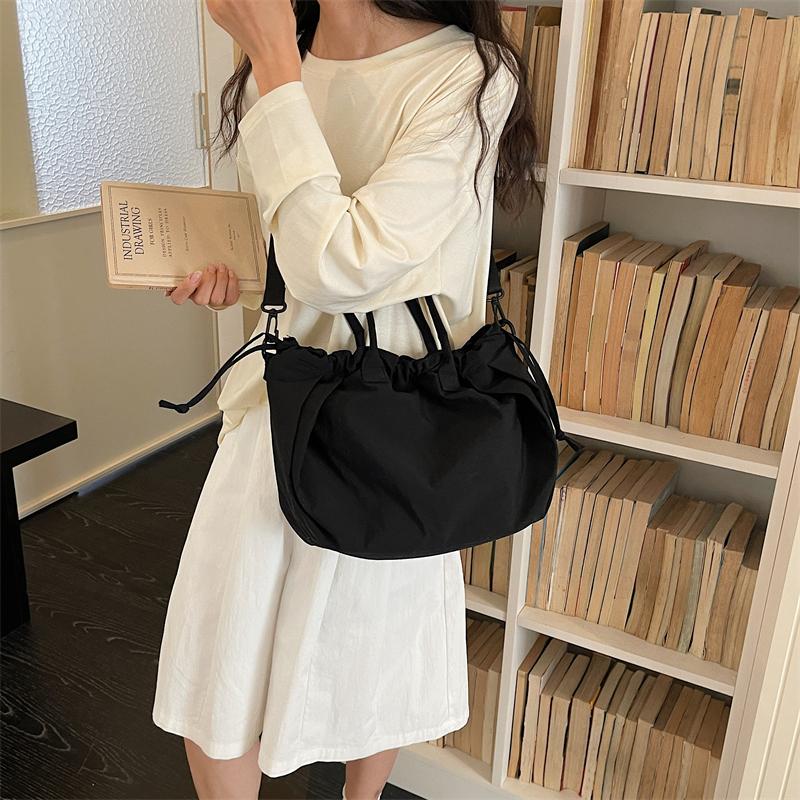 Einfarbige Kordelzug-Handtasche Damen-Schultertasche Große Kapazität Pendler-Crossbody-Tasche