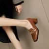נעלי עקב גבוהות עם עקב עבה לנשים באביב ובסתיו 2025, נעלי עור קטנות חדשות לנשים, ראש מרובע, פתח נמוך, קישוט מתכת