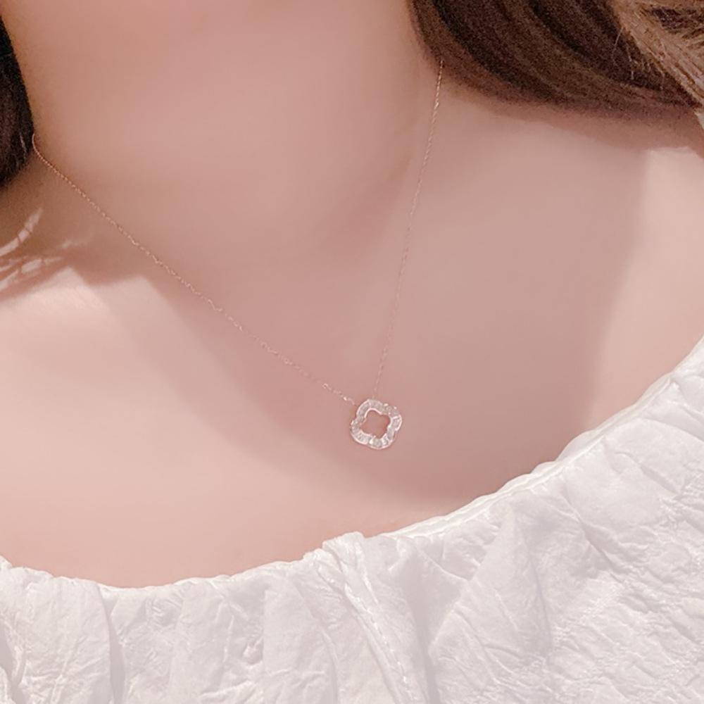 Hollow Four-leaf Clover Pendant Necklace for Women High-end Ins Personality Simple