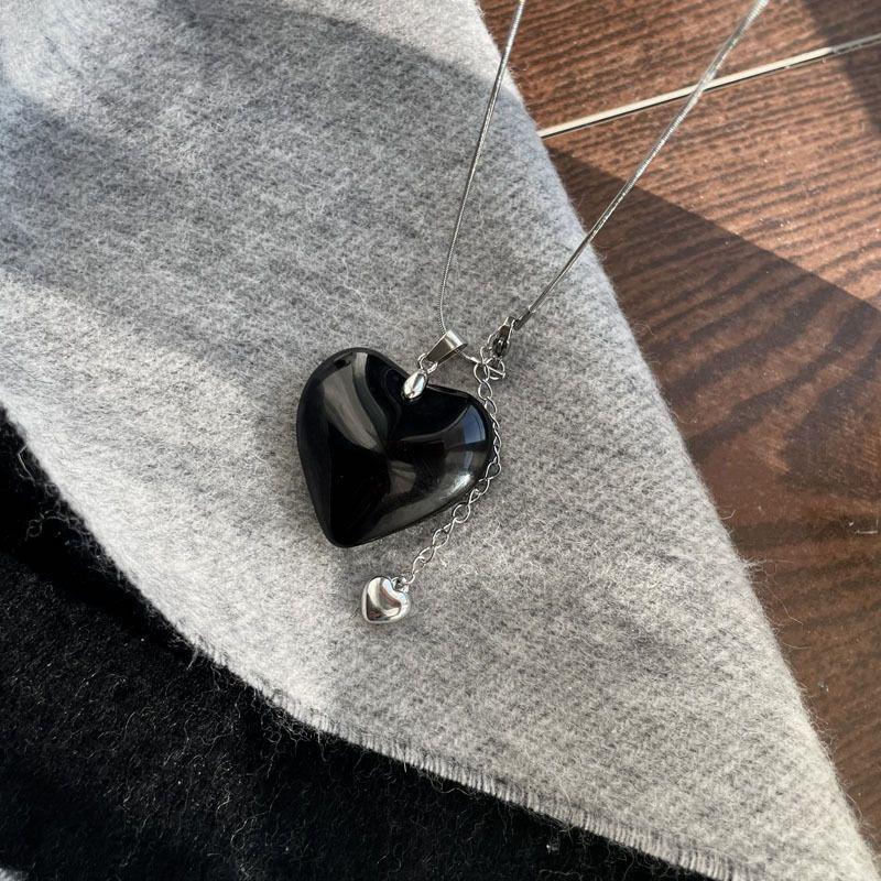 Retro Round Resin Necklace: Versatile, Fashionable High-End Clavicle Chain for Women
