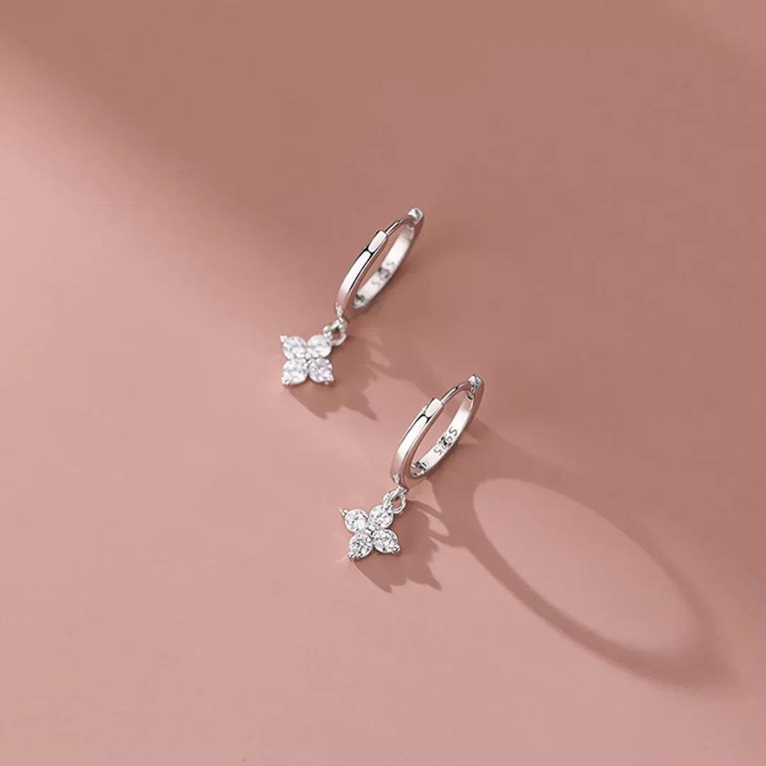 Simple Classic Super Sparkling Floral Sweet Ear Buckle Korean Version Temperament Simple Four Leaf Flower Pendant Earrings белого золота