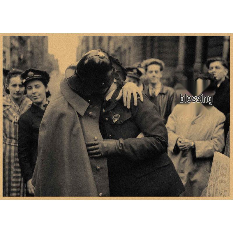 

European Classic The Kiss of WWII Retro Kraft Paper Wall Art for Bar/Café Décor White card paper (non-adhesive) 30*42 cm