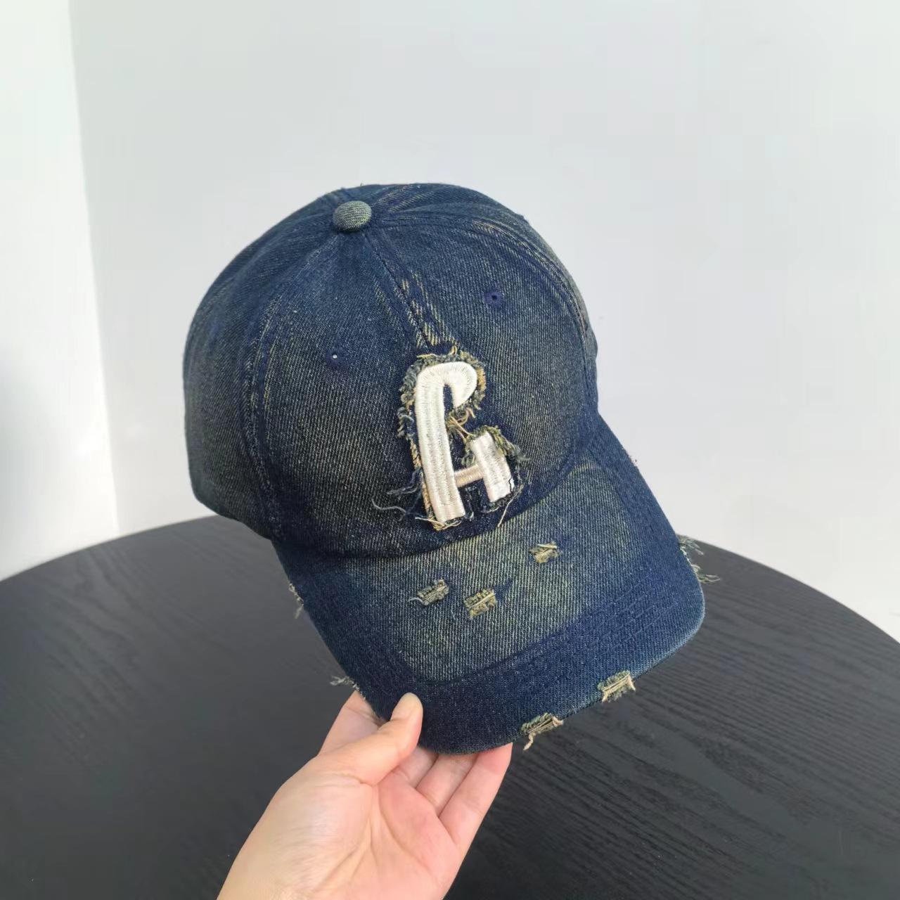 

Синяя солнцезащитная кепка с мягким верхом и язычком, бейсболка для мужчин и женщин 2025 года, ретро-стираная джинсовая кепка с алфавитом, старая рваная кепка M（56-58cm）