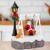 Weihnachten Weihnachtsmann Schaukel Figur mit Hund, LED Lampe & Weihnachtsbaum, Festliche Feiertagsdekoration für Zuhause Weihnachts Dorf Ornament