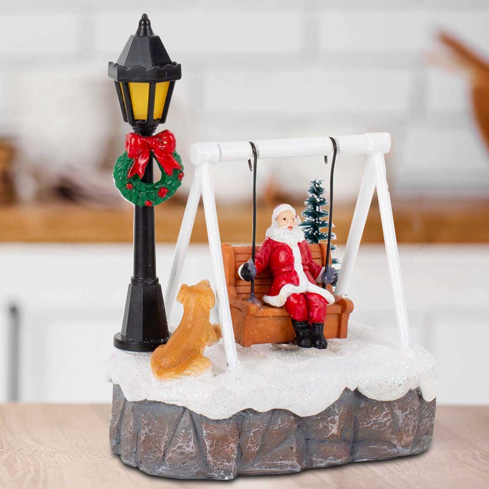 Weihnachten Weihnachtsmann Schaukel Figur mit Hund, LED Lampe & Weihnachtsbaum, Festliche Feiertagsdekoration für Zuhause Weihnachts Dorf Ornament