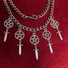 Trendige Gothic Silber Farbe Ausgeschnittenes Fünfzackiger Stern Symbol Kreuzschwert Multi-Anhänger Quaste Halskette für Frauen Schmuck