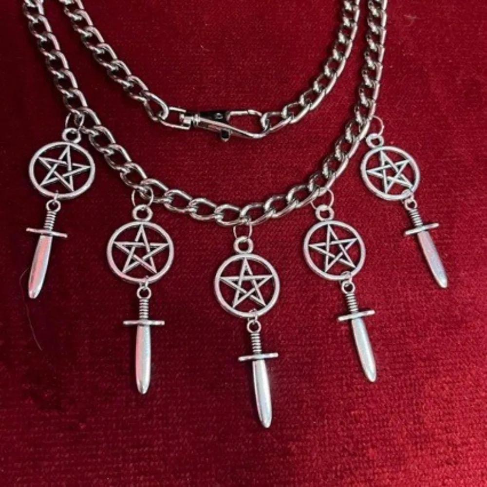Trendige Gothic Silber Farbe Ausgeschnittenes Fünfzackiger Stern Symbol Kreuzschwert Multi-Anhänger Quaste Halskette für Frauen Schmuck