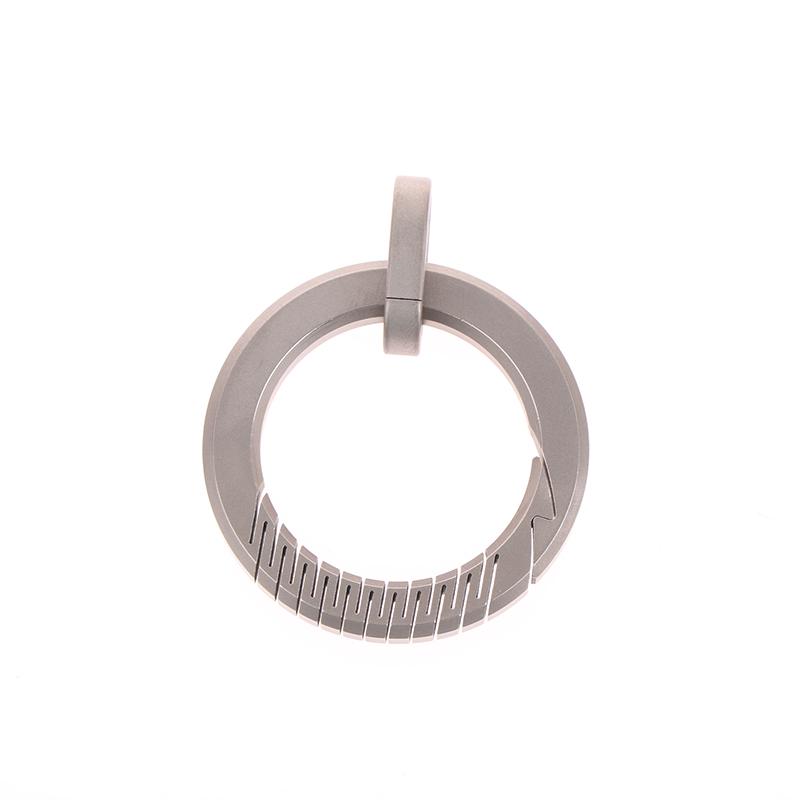 Schlüsselanhänger aus Titanlegierung Herren-Schlüsselanhänger Multifunktionsschnalle Persönlichkeit Kreativer Schlüsselring