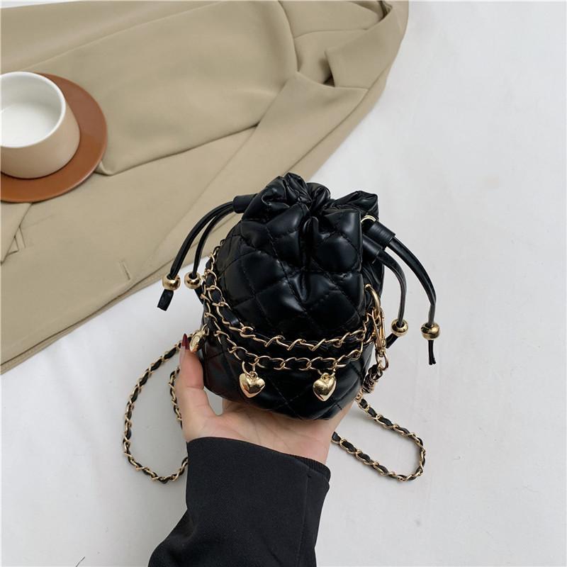 

Сумка женская зимняя новинка 2024 года, сумка через плечо Niche Design, стильная простая косая сумка-ведро с ромбовидной цепочкой чёрный