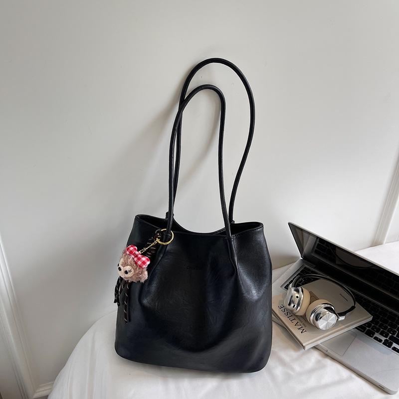 

Retro underarm bag women s 2025 autumn new Korean version simple tote bag student large-capacity shoulder bucket bag чорний