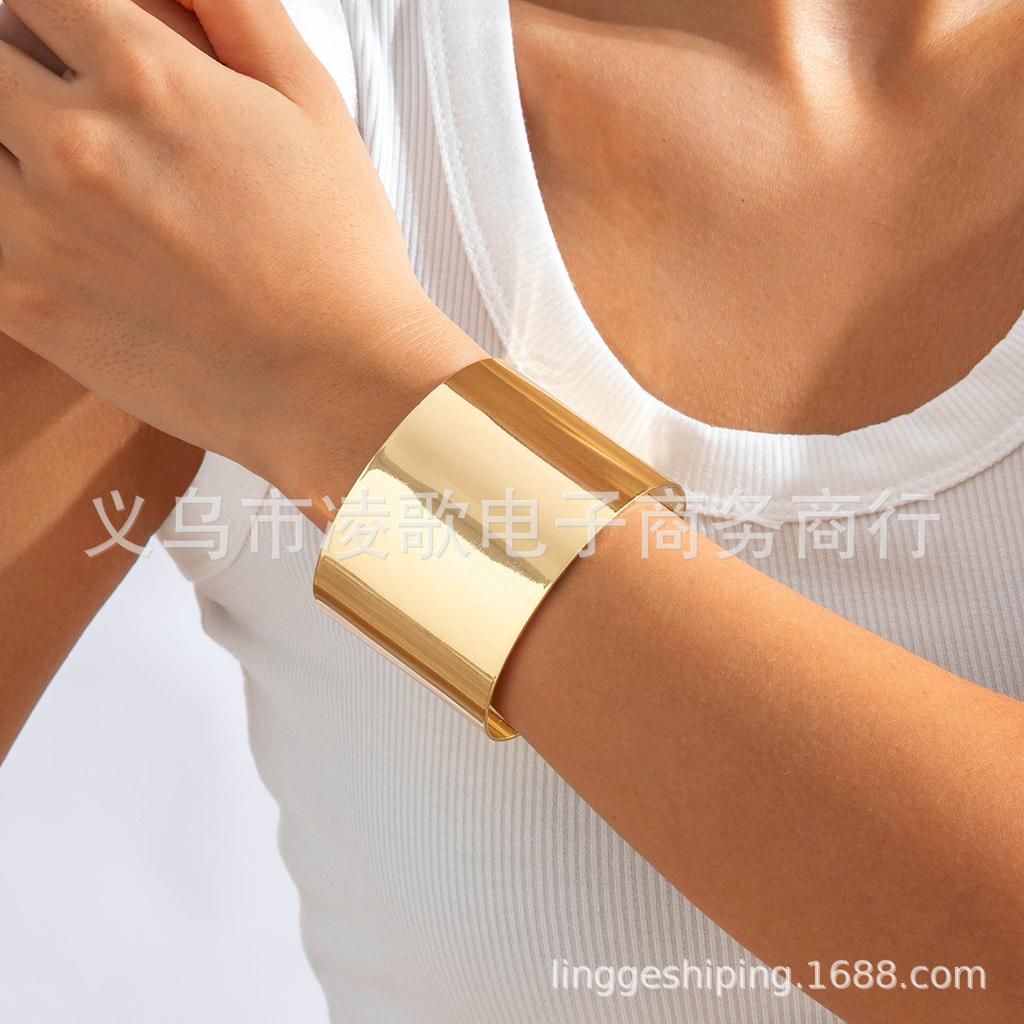 Hot-selling, exaggerated metal hollow pattern shape iron bracelet set, wire arm ring