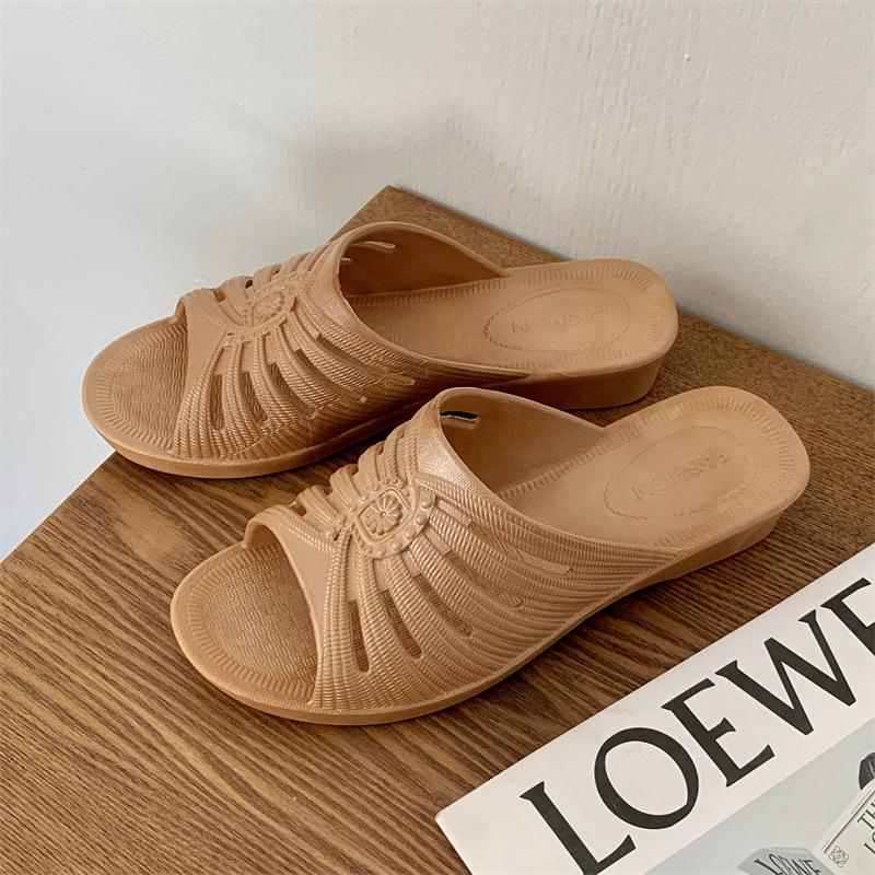 

Новые летние женские шлепанцы на танкетке с вырезами, мягкой подошвой и нескользящей подошвой, домашние тапочки, тапочки для ванной, уличные тапочки для мамы 38-39 коричневый