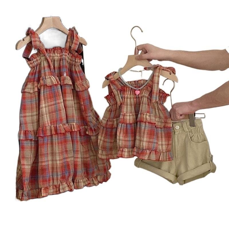 Liebliches Mädchen Sommer Zweiteiler im koreanischen Stil mit ärmellosem Oberteil in buntem Karomuster und Khaki-Shorts