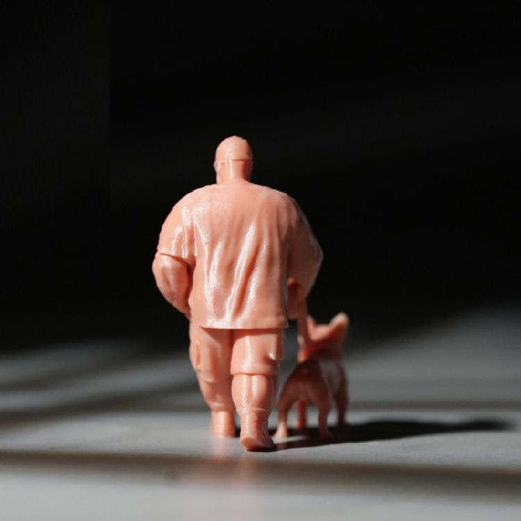1/64 Scale Resin Model Depicting A Man Strolling With His Pet Dog Miniature Figure For Craft Projects And Toy Displays