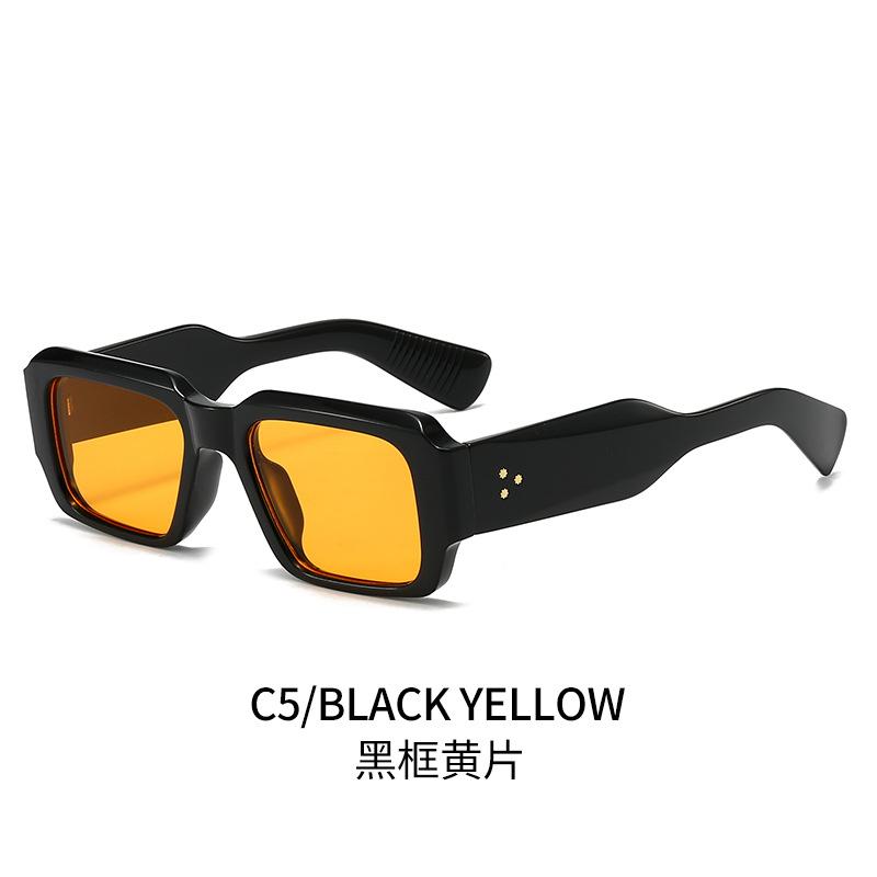 Modne kwadratowe okulary przeciwsłoneczne dla kobiet i mężczyzn  Stylowy design z nitami  Ochrona przed promieniowaniem UV  Modne odcienie do ochrony przed słońcem