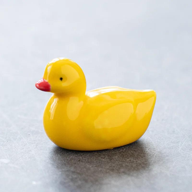 1PC Cute Porcelain Duck Shape Ceramic Chopsticks Holders Chopstick Stand Shelf Ducks Spoons Fork Rack Ceramic Rest Flatware