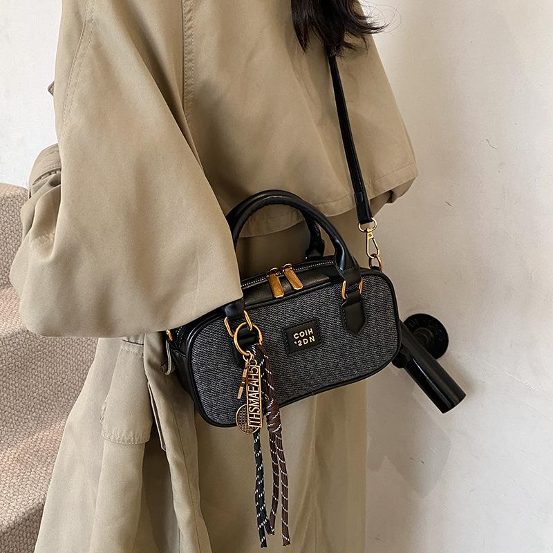 Single shoulder 2025 bowling casual retro bag niche portable winter new messenger bag women's fashion