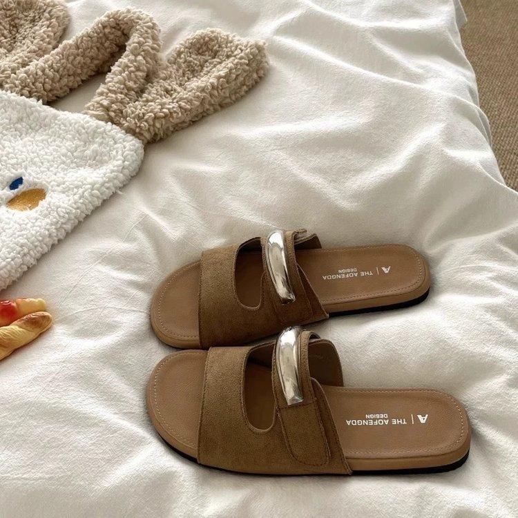 Korean yellow slippers women's summer wear new flat-bottomed French retro one-word sandals holiday seaside beach sandals
