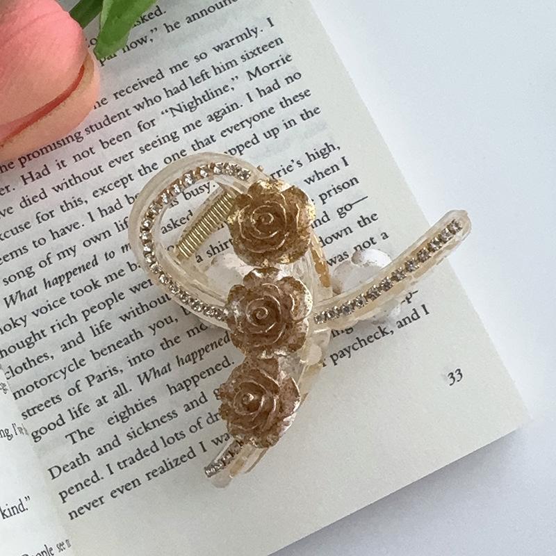 

Camellia Shark Hair Clip шампанського