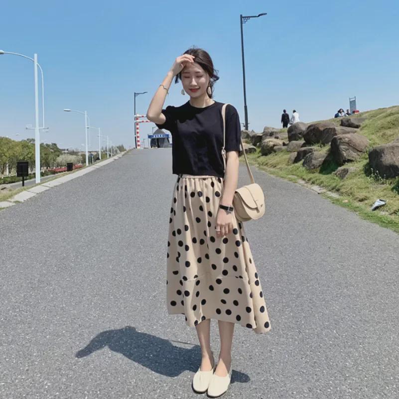 Dámský francouzský retro puntíkovaný kostýmek se sukní: Pletené tričko s krátkým rukávem a dlouhá sukně ke kolenům.