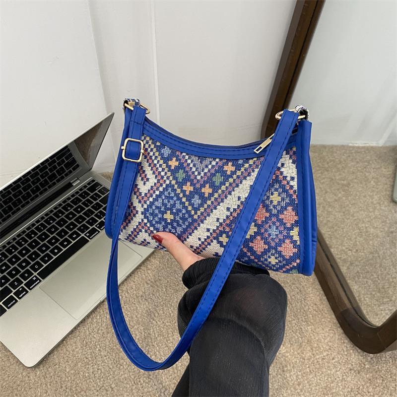 Stylish Retro Canvas Shoulder Bag For Women With Chic Design Ideal For Daily Use