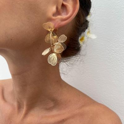 Neue Personalisierte Hohl-Design Blatt-Hängeohrringe, Trend-Schmuckzubehör für Damen-Urlaubs-Partys