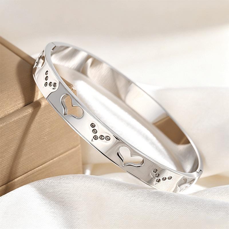 Non-fading titanium steel heart bracelet, simple and versatile couple clasp bracelet, women's high-end stainless steel jewelry