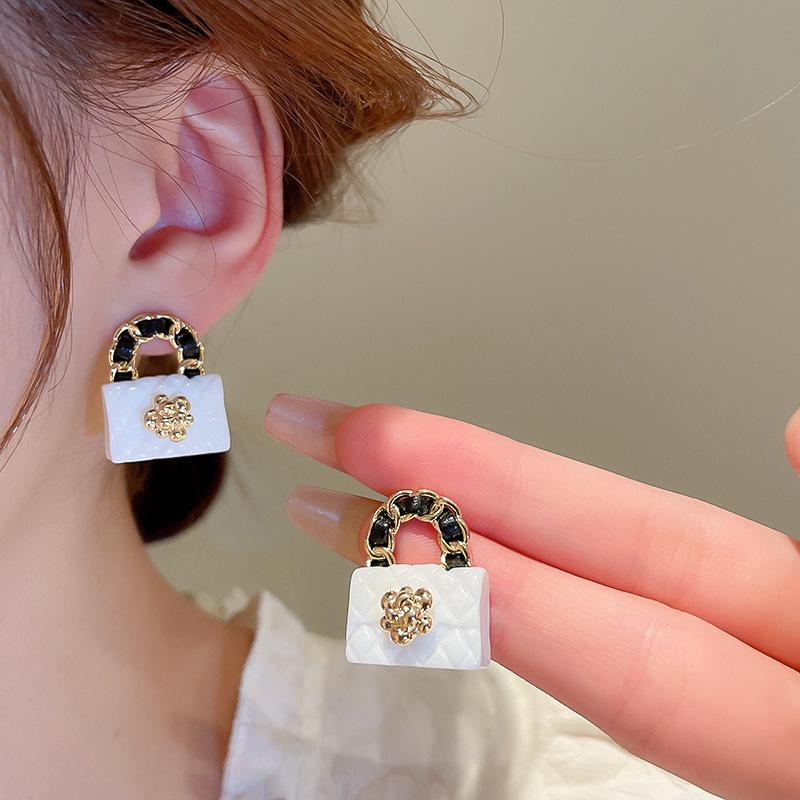 Xiaoxiangfeng flower handbag bag, artificial leather silver needle earrings, niche French retro premium earrings