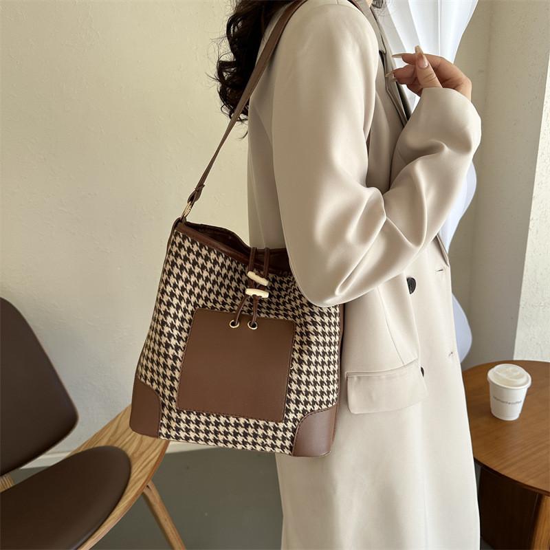 Stylish Vintage Checkered Bucket Bag For Women Large Capacity Fashionable Casual Shoulder Handbag