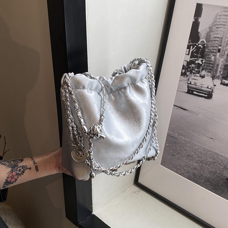 A solid color PU material shoulder bag can be crossbody, exquisite shoulder strap, fashion casual popular style, shopping