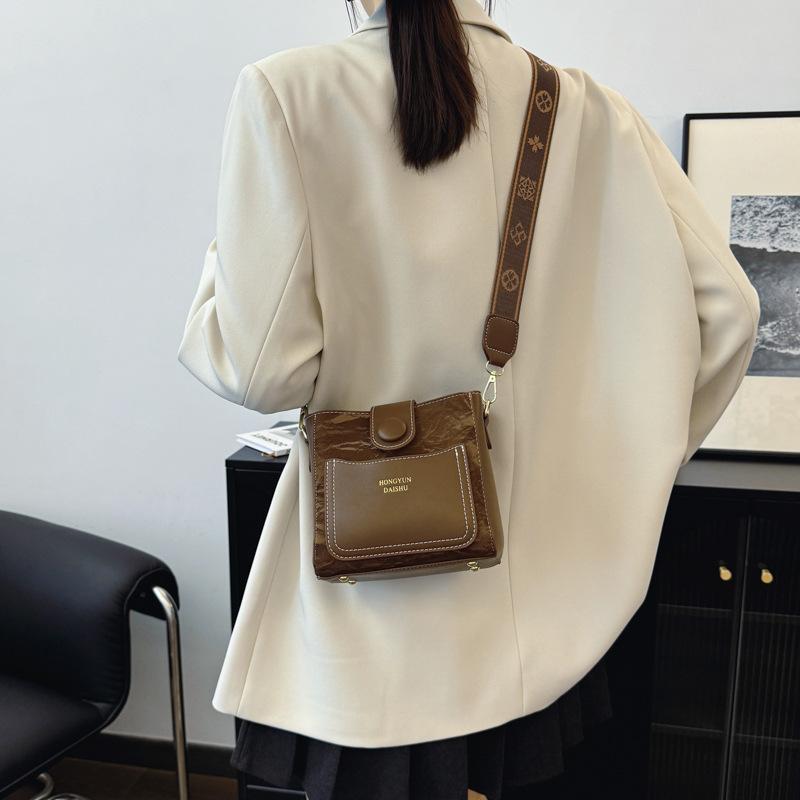 2025 women's bag popular bag new trend fashion portable shoulder bag retro bucket messenger bag ins