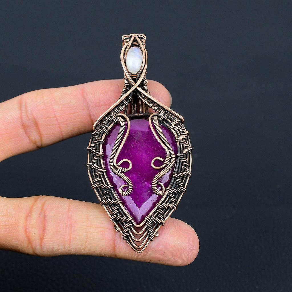 Im Labor hergestellter Rubin, Mondstein, Edelstein, reiner Kupferdraht, umwickelt, handgefertigter Designer-Anhänger, Schmuck, Geschenk für Frau