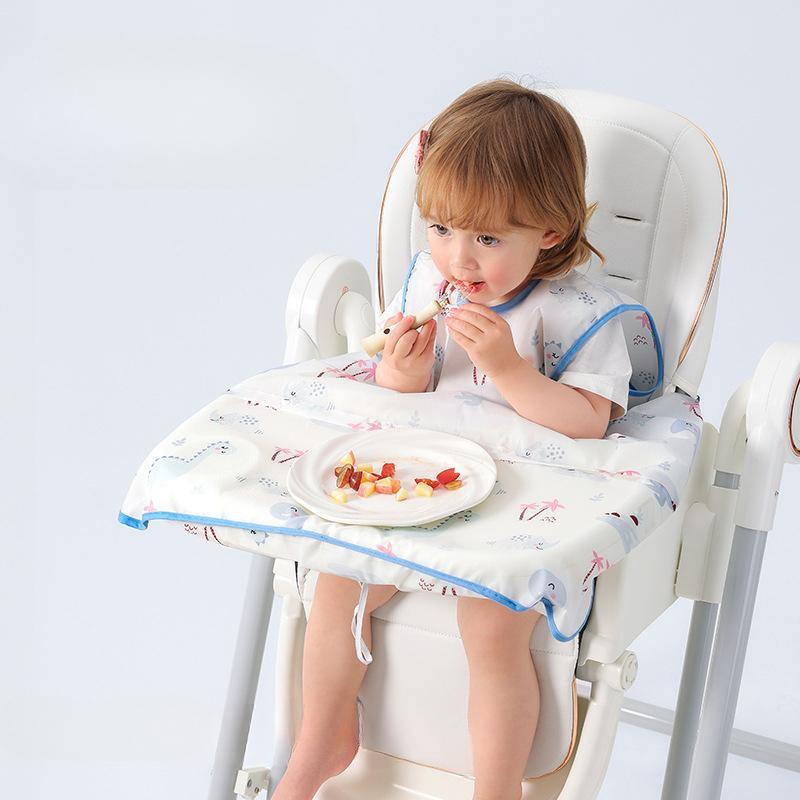Nastavitelný dětský bryndák pro snadné jídlo ve vysoké židličce