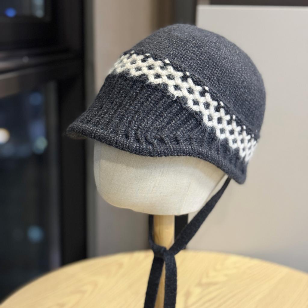 New Autumn and Winter Niche Short Ear Protecting Woolen Hat for Women To Keep Warm and Slim Personalized Lanyard Knitted Hat Lei Feng Hat