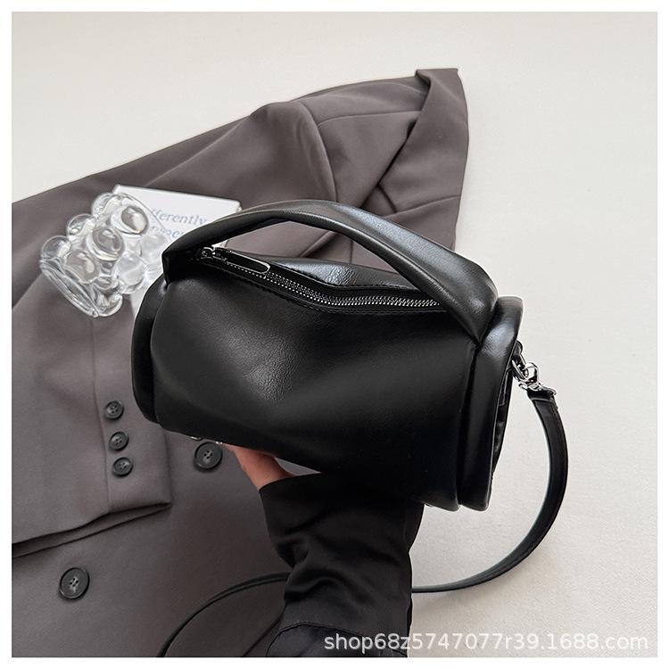 

Simple small bag women s new niche high-end sense versatile casual work commuter bag portable messenger pillow bag чёрный